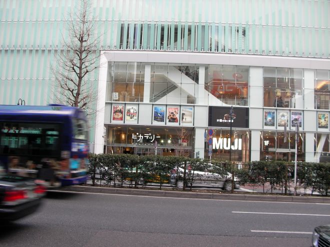 新宿ピカデリーの一階入口周辺